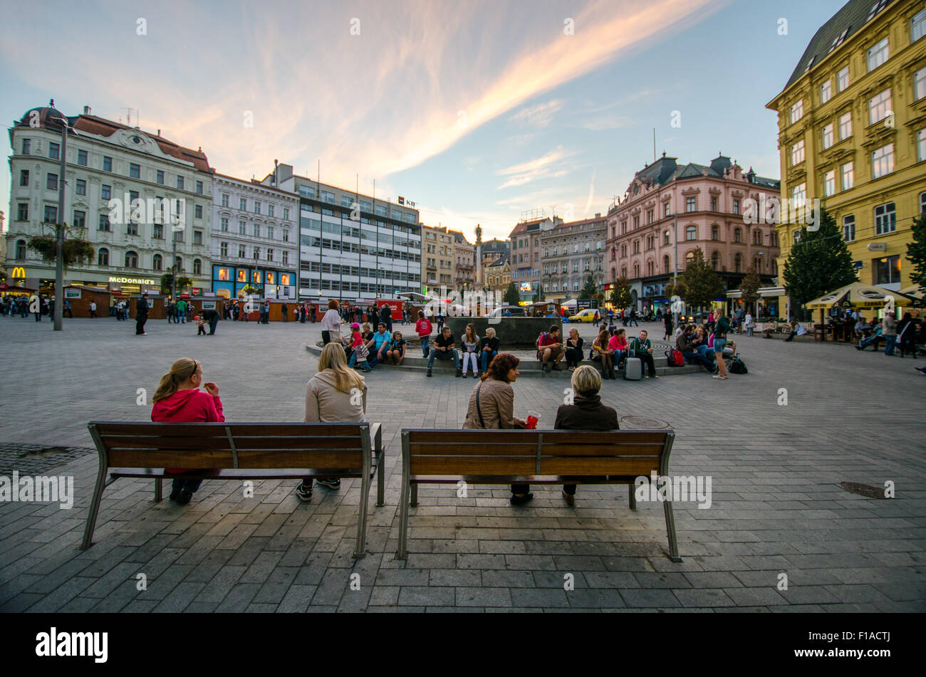 Per coloro che godono di un bel tramonto nella piazza principale di Brno. Foto Stock