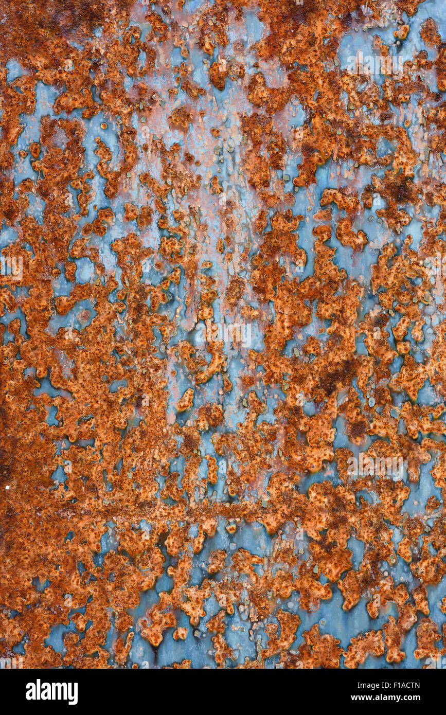 Gli sfondi e texture: vecchia vernice incrinata sul metallo arrugginito superficie astratta industriale Foto Stock