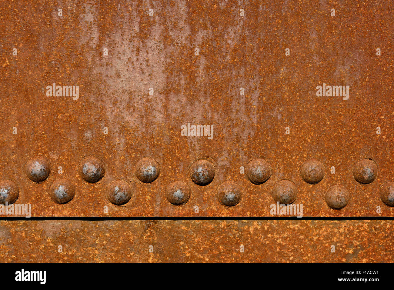 Gli sfondi e texture: metallo arrugginito superficie con rivettatura, industriale abstract Foto Stock