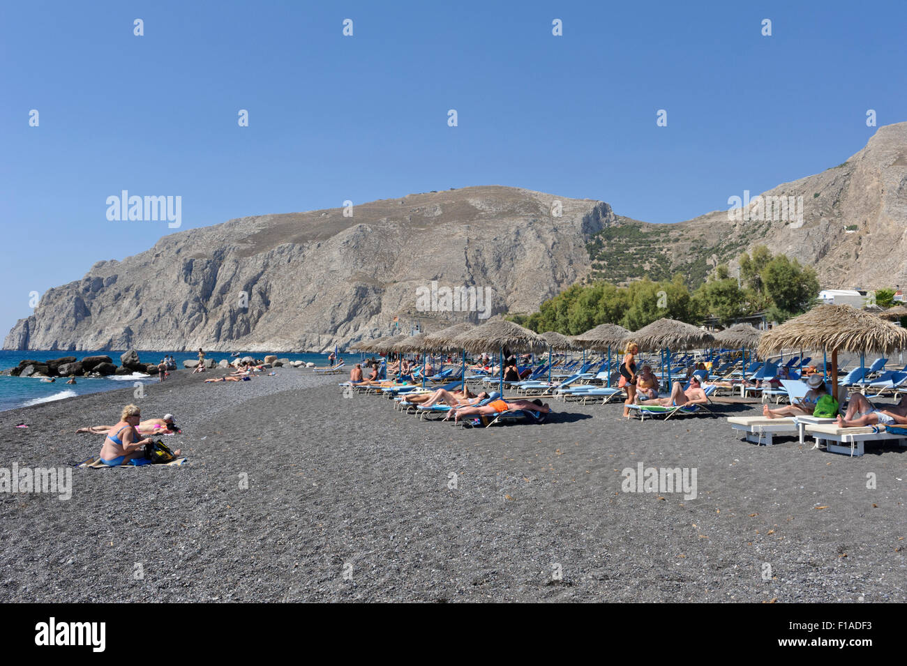 I Turisti A Prendere Il Sole Sulla Spiaggia Di Kamari