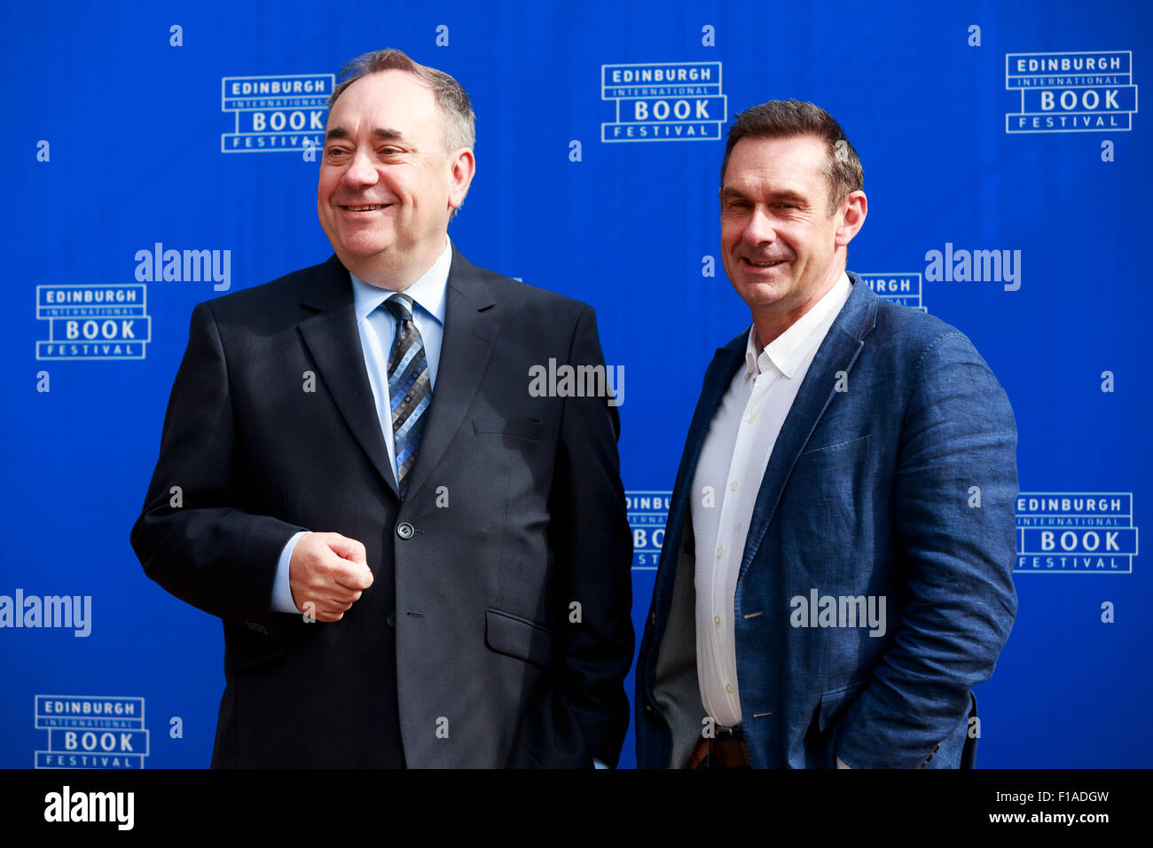 Edimburgo. REGNO UNITO. 31 agosto. Festival Internazionale del Libro di Edimburgo. Giorno 17 il Festival Internazionale del Libro di Edimburgo si svolge nei Charlotte Square Gardens. Nella foto: Alex Salmond e Paul Mason. Pako Mera/Alamy Live News Foto Stock