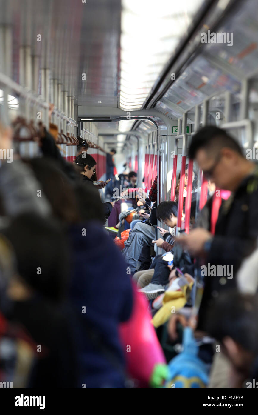 Hong Kong Cina la gente in un vano della metropolitana Foto Stock