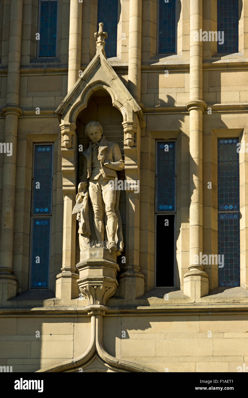 Statua di John Owens (da Harry Bates) sopra la porta del Manchester University Tower, Oxford Road, Manchester, Inghilterra, Regno Unito Foto Stock