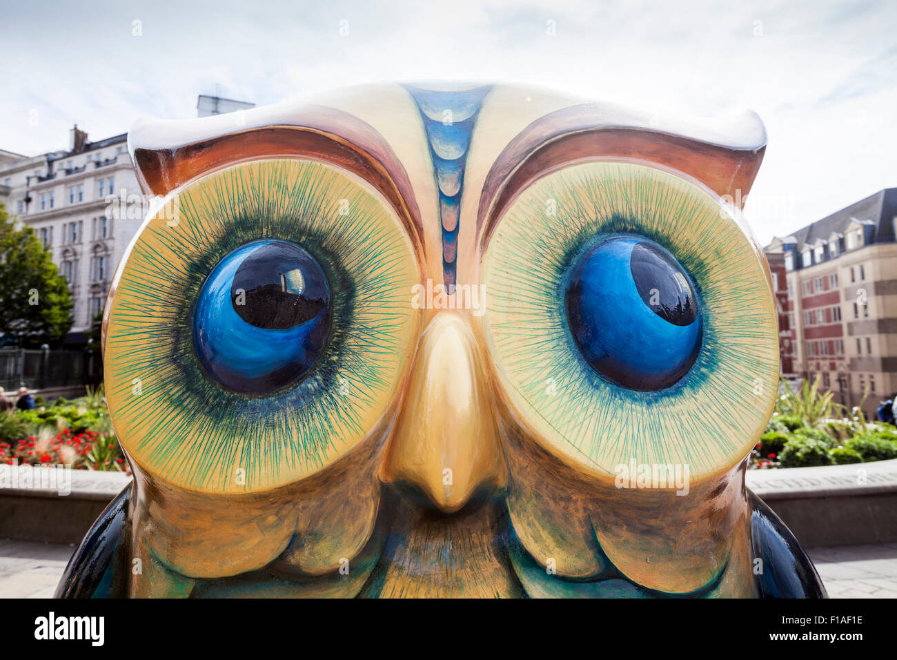 La scultura 'Tick-Tock' Owl in Victoria Square, parte del Big Hoot Birmingham 2015, Inghilterra Foto Stock