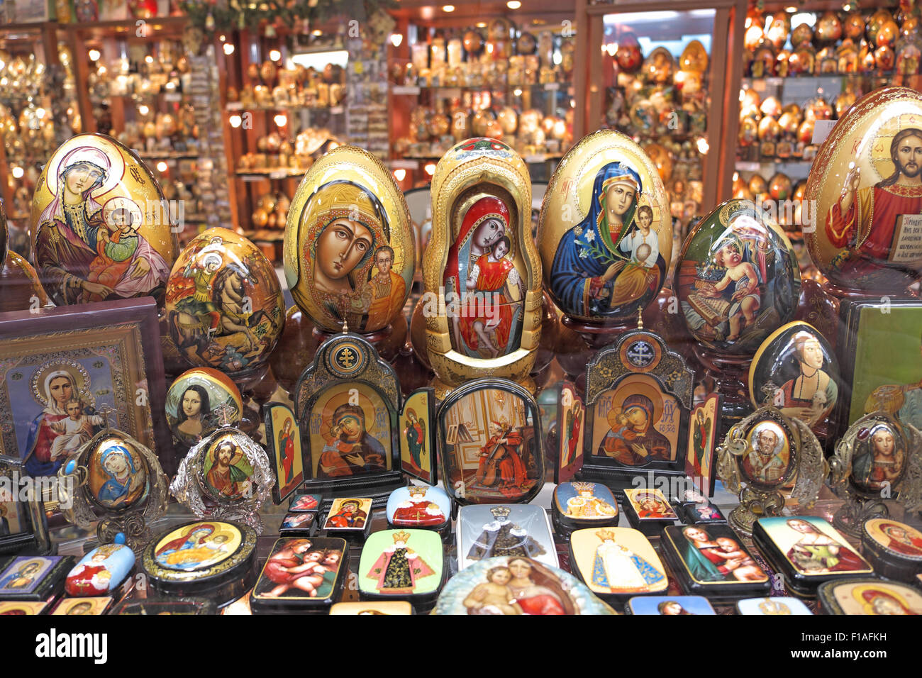 Scatole decorate, icone, ecc., dotate di disegni in russo stile iconico, Praga, Repubblica ceca. Foto Stock