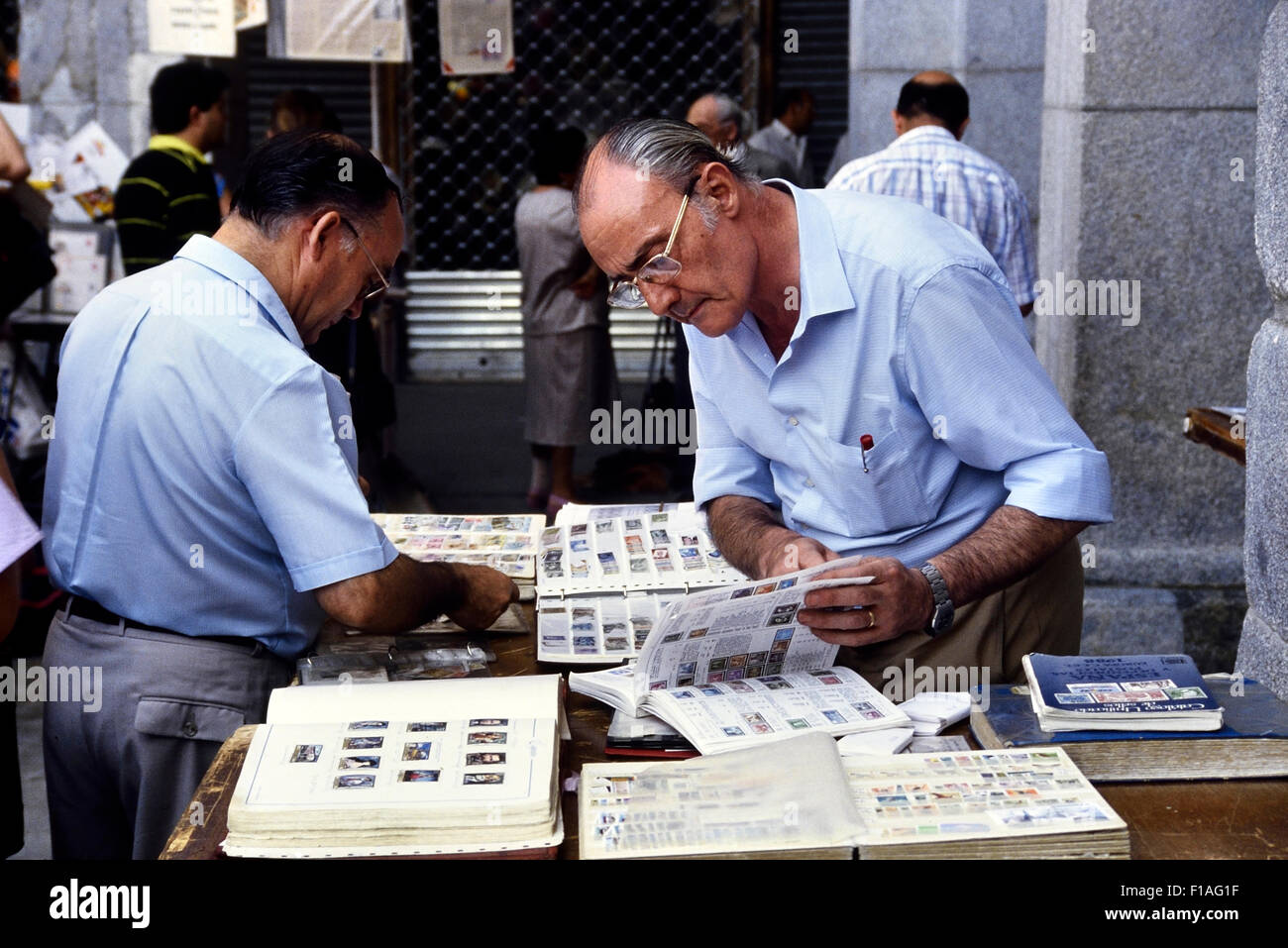 La domenica il timbro e il mercato della moneta in Plaza Mayor. Madrid. Spagna Foto Stock