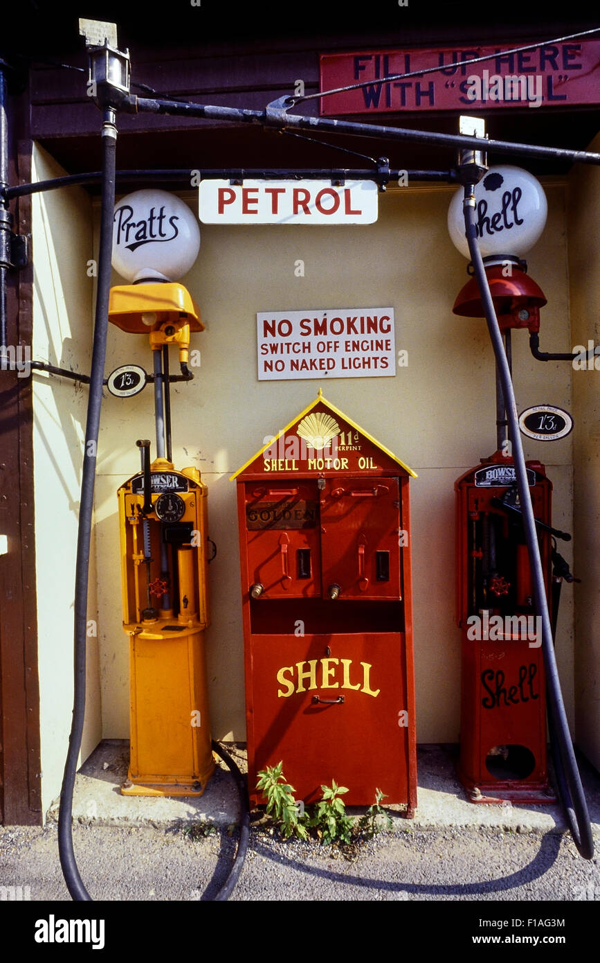 Vecchia stazione di benzina pompe in Amberley Museum & Heritage Centre. West Sussex. In Inghilterra. Regno Unito Foto Stock