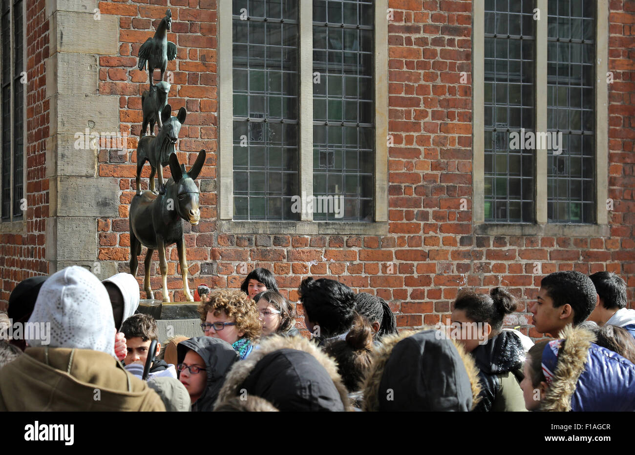 Bremen, Germania, che la gente guarda la scultura della città di Brema musicisti Foto Stock
