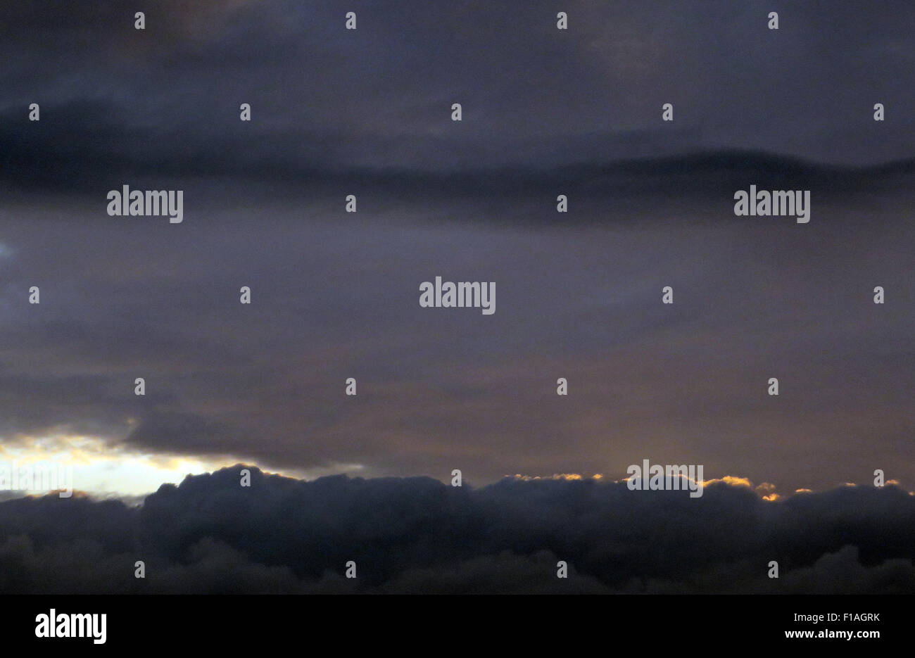 Berlino, Germania, cumulus cloud (anteriore) e stratus nuvole al tramonto Foto Stock