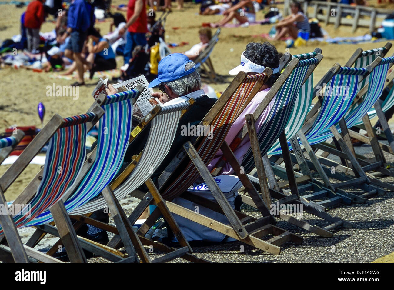 I vacanzieri seduti in sedie a sdraio. Southend-on-Sea. Essex. Regno Unito Foto Stock