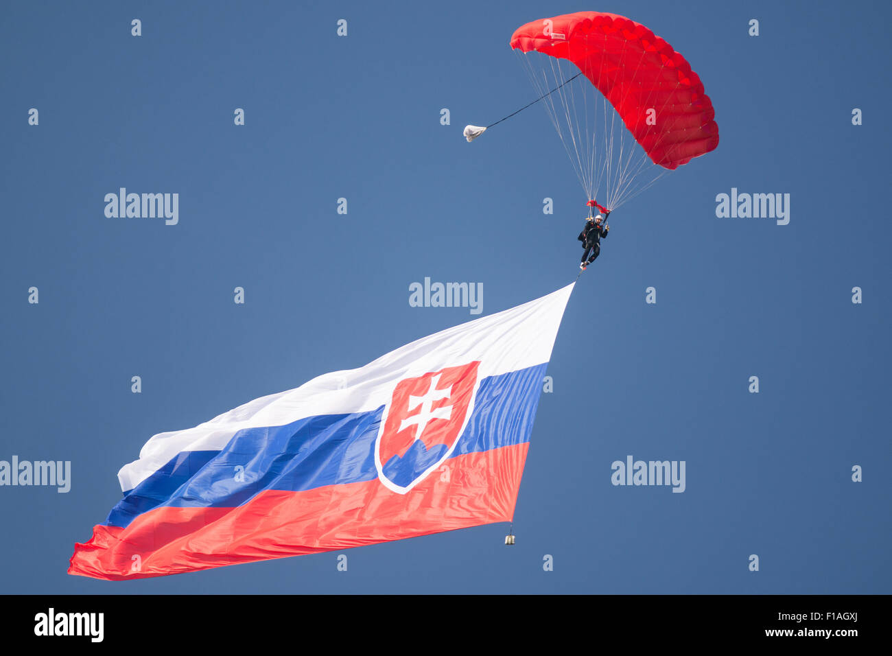 Sliac, Slovacchia. Il 30 agosto, 2015. parachutist con gigante bandiera slovacca nell'aria a SIAF in airshow Sliac, Slovacchia il 30 agosto 2015 Credit: Lubos Paukeje/Alamy Live News Foto Stock