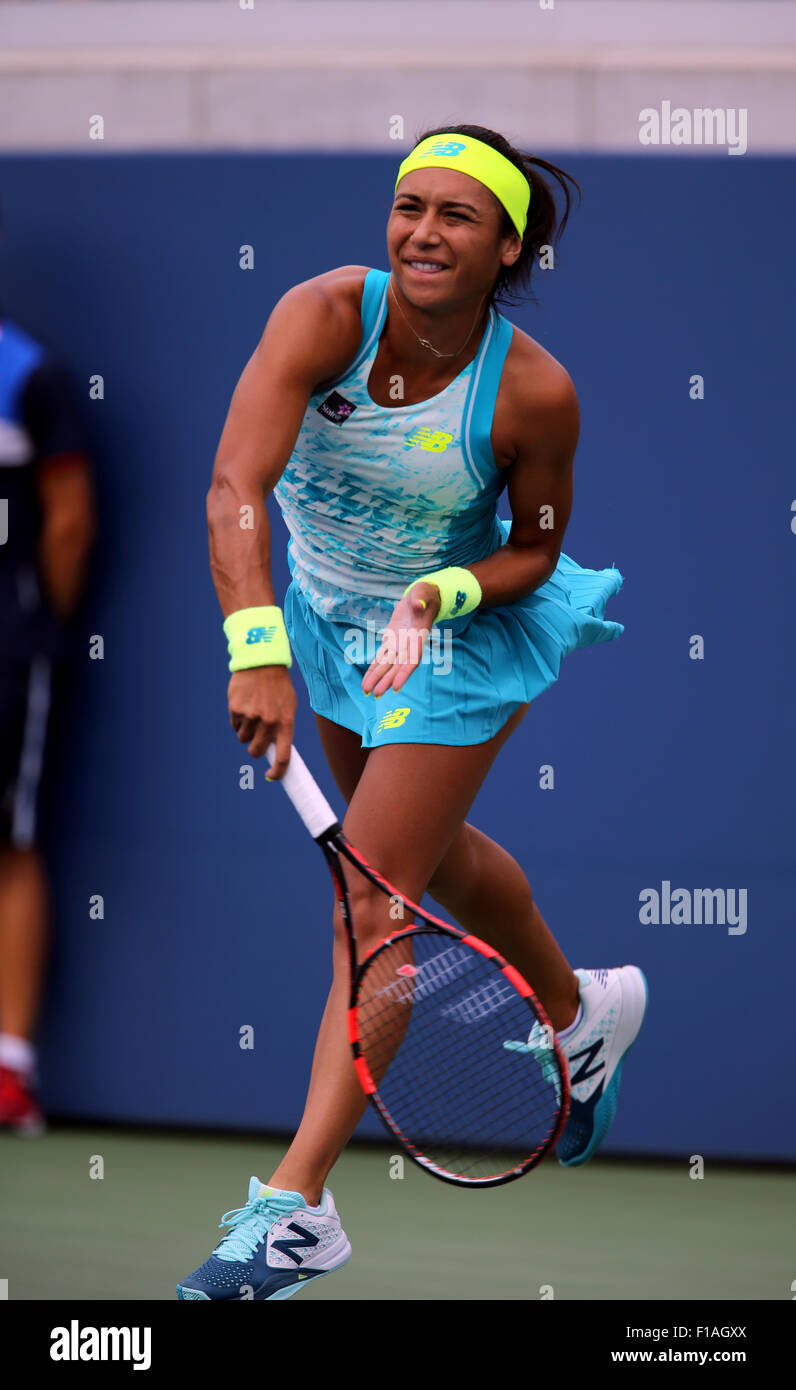 New York, Stati Uniti d'America. 31 Agosto, 2015. Gran Bretagna Heather Watson serve durante il match di primo turno contro Lauren Davis degli Stati Uniti il primo giorno dell'U.S. Aperto a Flushing Meadows. © Adam Stoltman/Alamy Live News Foto Stock