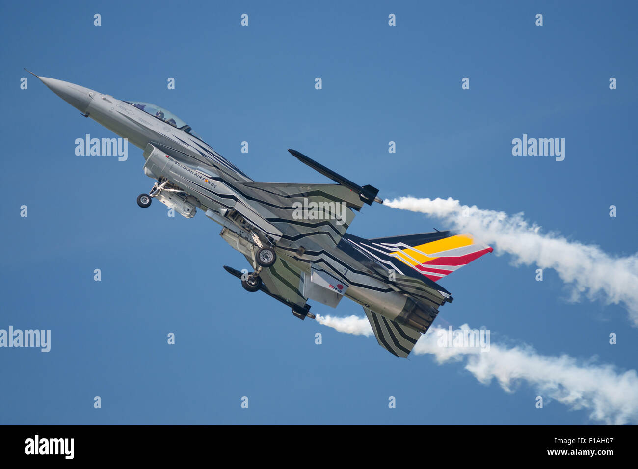 Sliac, Slovacchia. Il 30 agosto, 2015. Volo del F-16 Fighting Falcon belga di Air Force a SIAF in airshow Sliac, Slovacchia il 30 agosto 2015 Credit: Lubos Paukeje/Alamy Live News Foto Stock