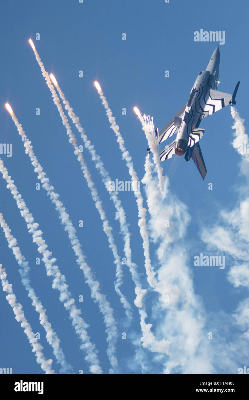Sliac, Slovacchia. Il 30 agosto, 2015. F-16 Fighting Falcon belga di Air Force rilascia svasi a SIAF in airshow Sliac, Slovacchia il 30 agosto 2015 Credit: Lubos Paukeje/Alamy Live News Foto Stock