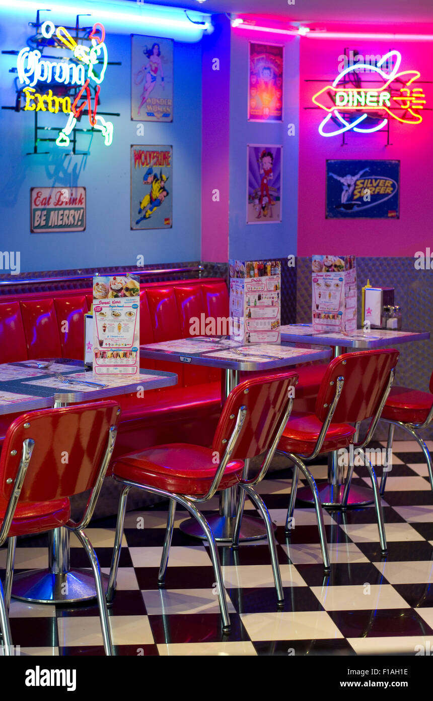Le tabelle in un American Diner 'Memphis caffe" a San Raffaello, Francia Foto Stock