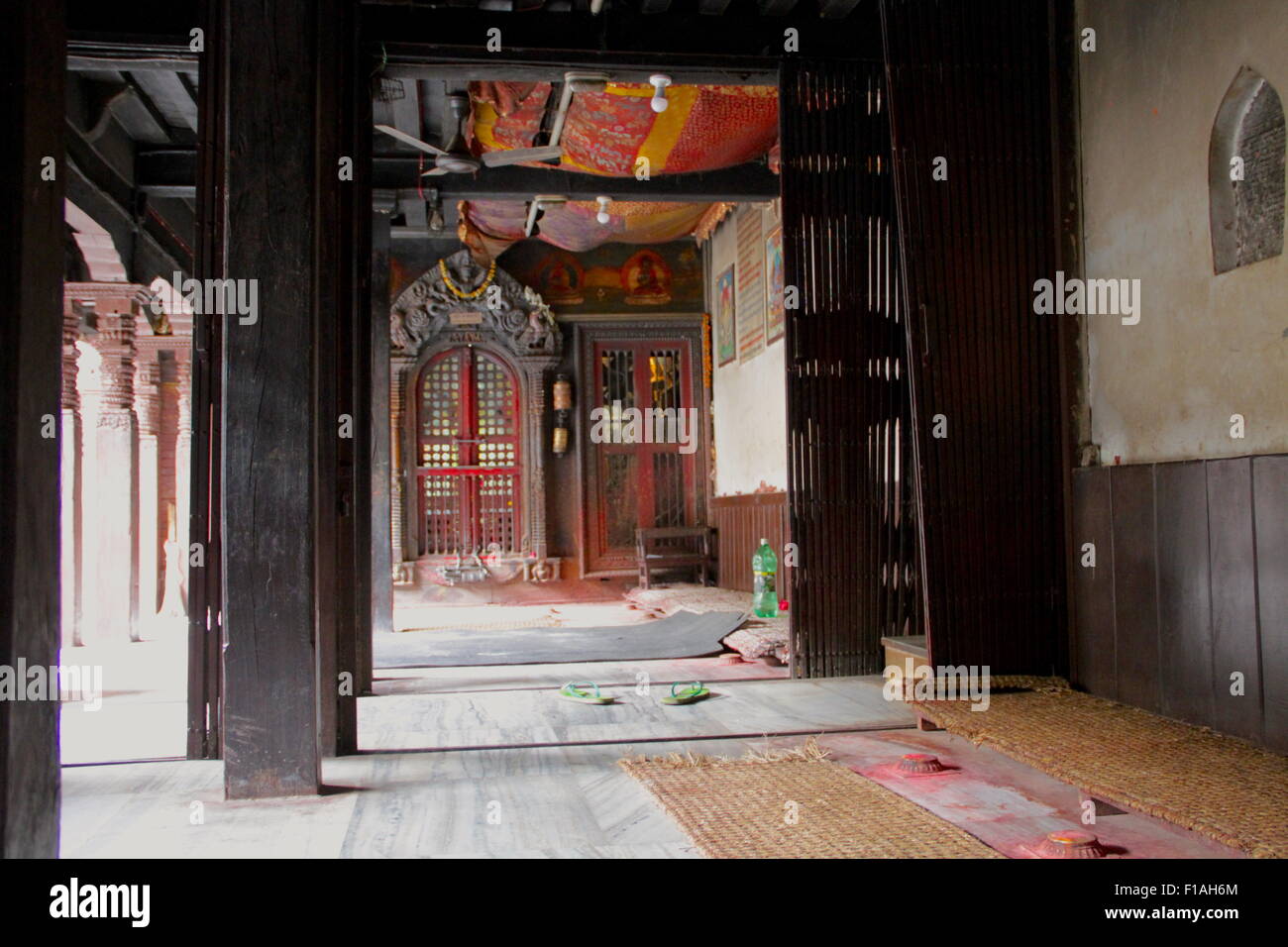 All'interno del tempio d'oro di Kathmandu Foto Stock