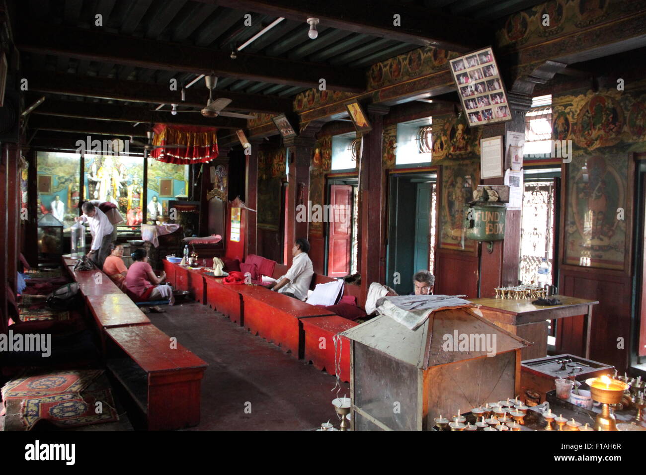 Sala di Meditazione all'interno del tempio d'oro di Kathmandu Foto Stock