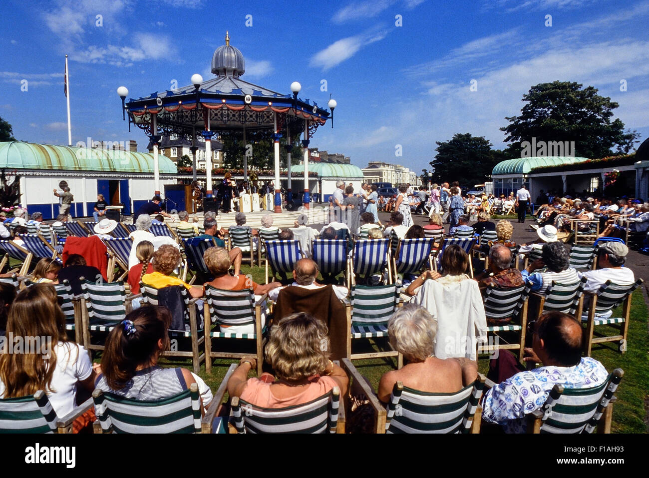 Festival di musica jazz presso il vecchio bandstand a Cliff Gardens. Southend-on-Sea. Essex. In Inghilterra. Regno Unito circa novanta Foto Stock