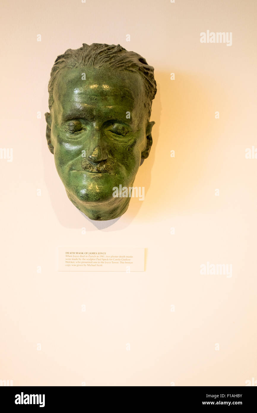 Fusione in bronzo da James Joyces maschera di morte al Martello Tower Museum a Sandycove, Dublino, Irlanda. Foto Stock