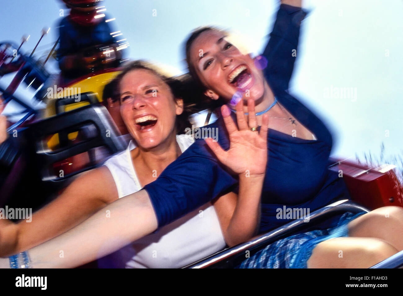 Una coppia di donne godendo di un giro di Adventure Island. Southend-on-Sea. Essex. Inghilterra Foto Stock