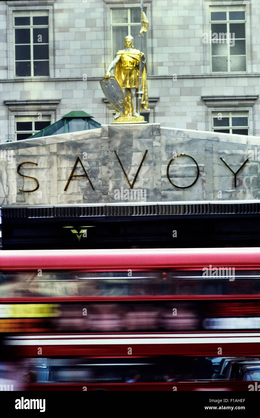 Ingresso al Savoy Hotel. Londra. In Inghilterra. Regno Unito Foto Stock