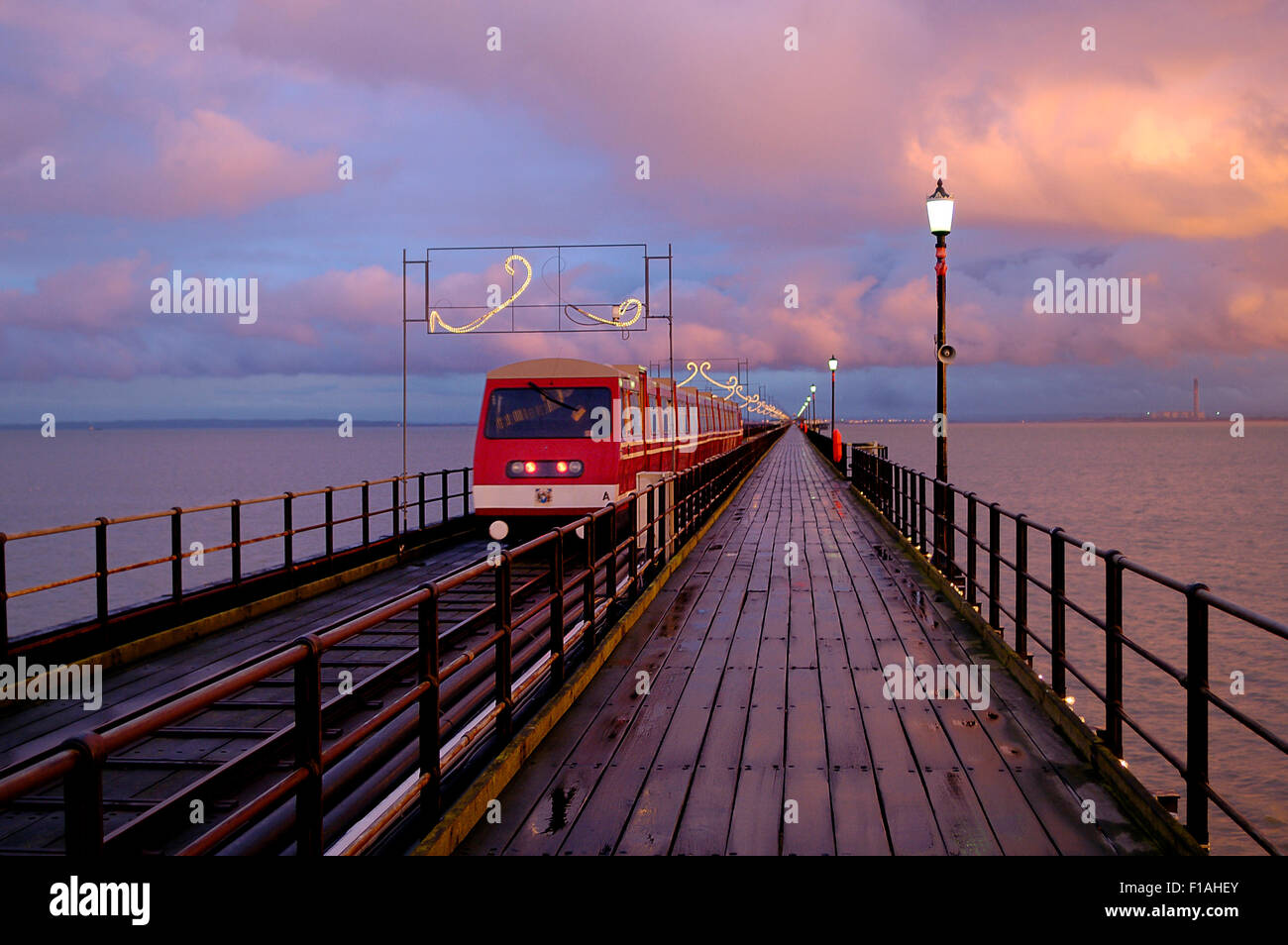 Southend Pier e dalla stazione ferroviaria. Essex. In Inghilterra. Regno Unito Foto Stock