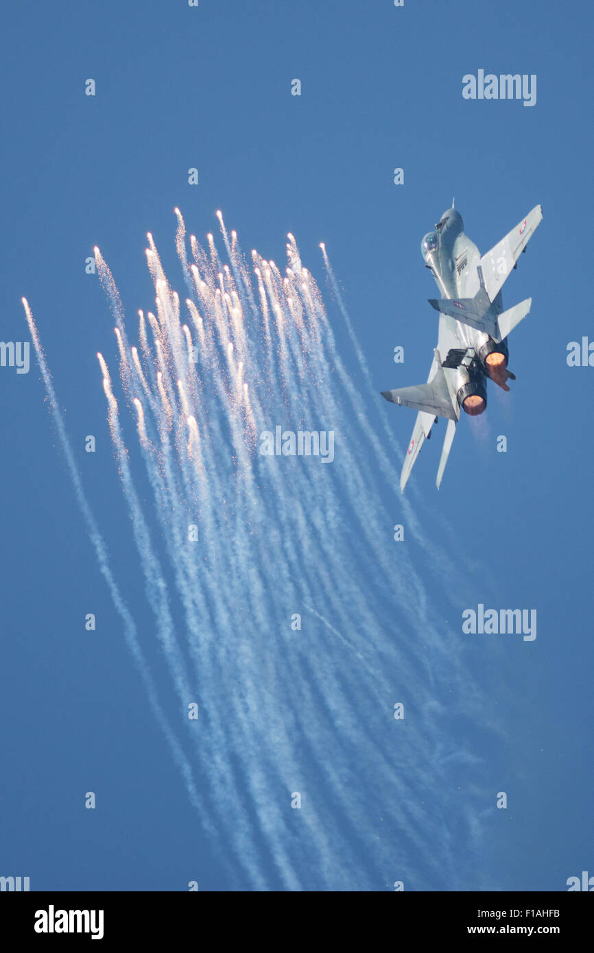 Sliac, Slovacchia. Il 30 agosto, 2015. MiG-29come della slovacca Air Force rilascia svasi a SIAF in airshow Sliac, Slovacchia il 30 agosto 2015 Credit: Lubos Paukeje/Alamy Live News Foto Stock