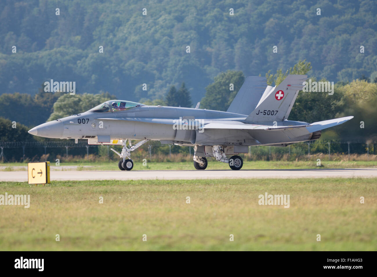 Sliac, Slovacchia. Il 30 agosto, 2015. McDonnell Douglas F/A-18C della Swiss Air Force sulla pista di atterraggio di airshow SIAF in Sliac, Slovacchia il 30 agosto 2015 Credit: Lubos Paukeje/Alamy Live News Foto Stock