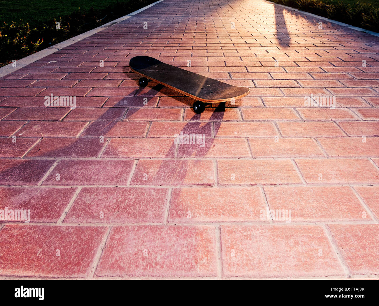 Skateboard Vintsge sulla superficie pavimentata retroilluminati. Immagine dai toni Foto Stock