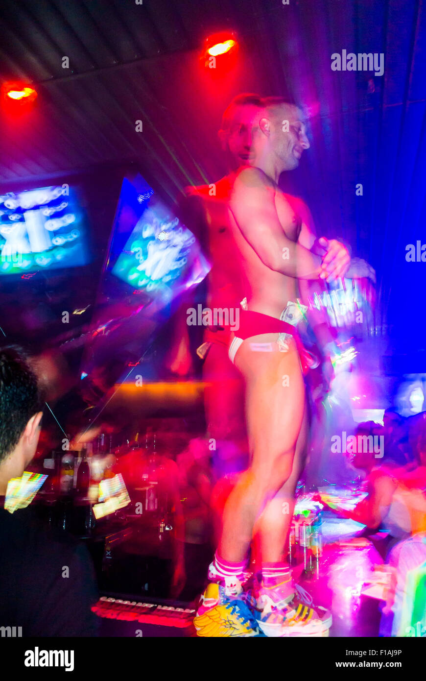 New York City, Stati Uniti, Crowd of Men, Gay Men Dancing, Go-Go Dancer, si esibisce all'interno del Dancefloor del Gay Club 'XL' nell'Out Hotel, stripper gay maschile, discoteca gay night club, vita notturna notturna tarda notte Foto Stock