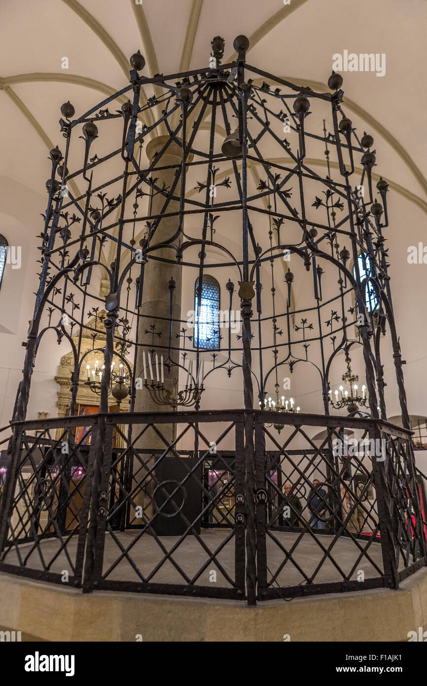 Bimah, podio dell'oratore, Stara o Vecchia Sinagoga, Cracovia, Polonia Foto Stock