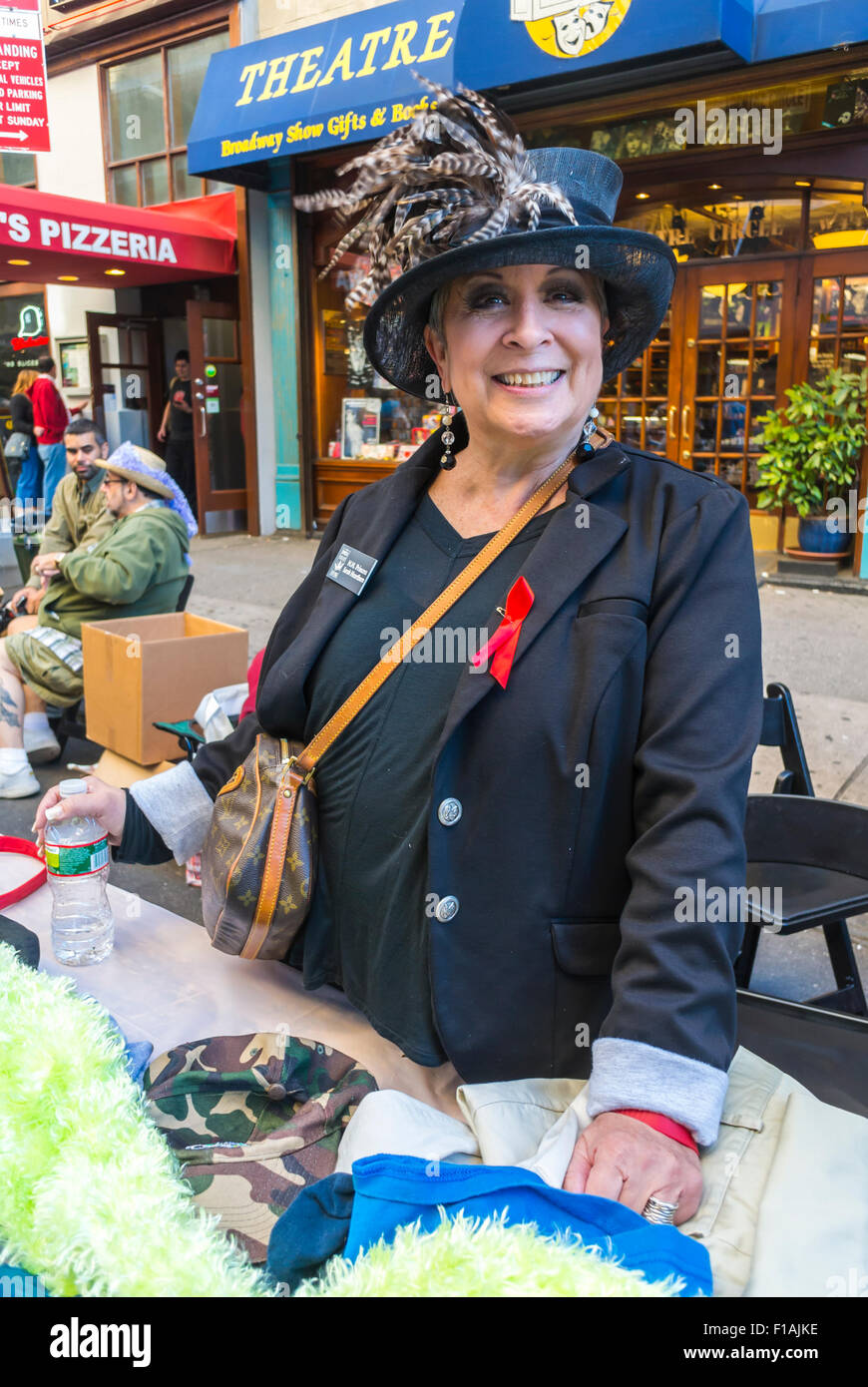 La città di New York, Stati Uniti d'America, ritratto di donna venditore ambulante, sorridente con il cappello in Hell's Kitchen, teatro di quartiere, distretto, il Mercato delle Pulci Foto Stock