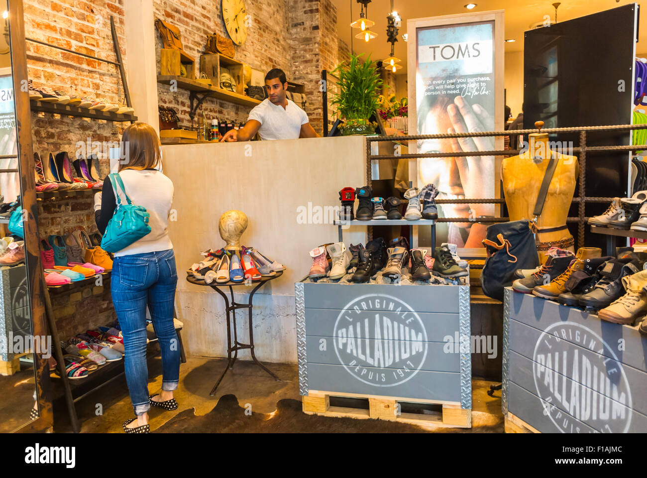 New York City, Stati Uniti, scarpe da shopping donna, nel negozio di abbigliamento Vintage Old, D.N.A. nel quartiere DUMBO, Brooklyn District all'interno del negozio di abbigliamento Foto Stock