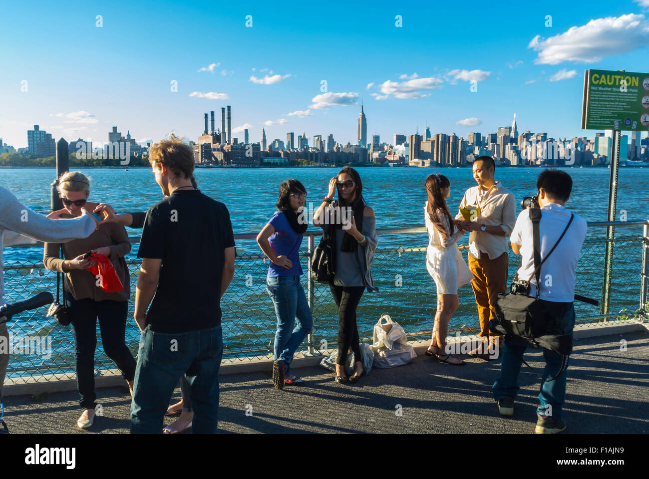 New York City, USA, gruppo medio, visita Manhattan City Scapes / Skyline vista città degli Stati Uniti da, quartiere DUMBO, quartiere di Brooklyn, East River, ambiance New York brooklyn Foto Stock