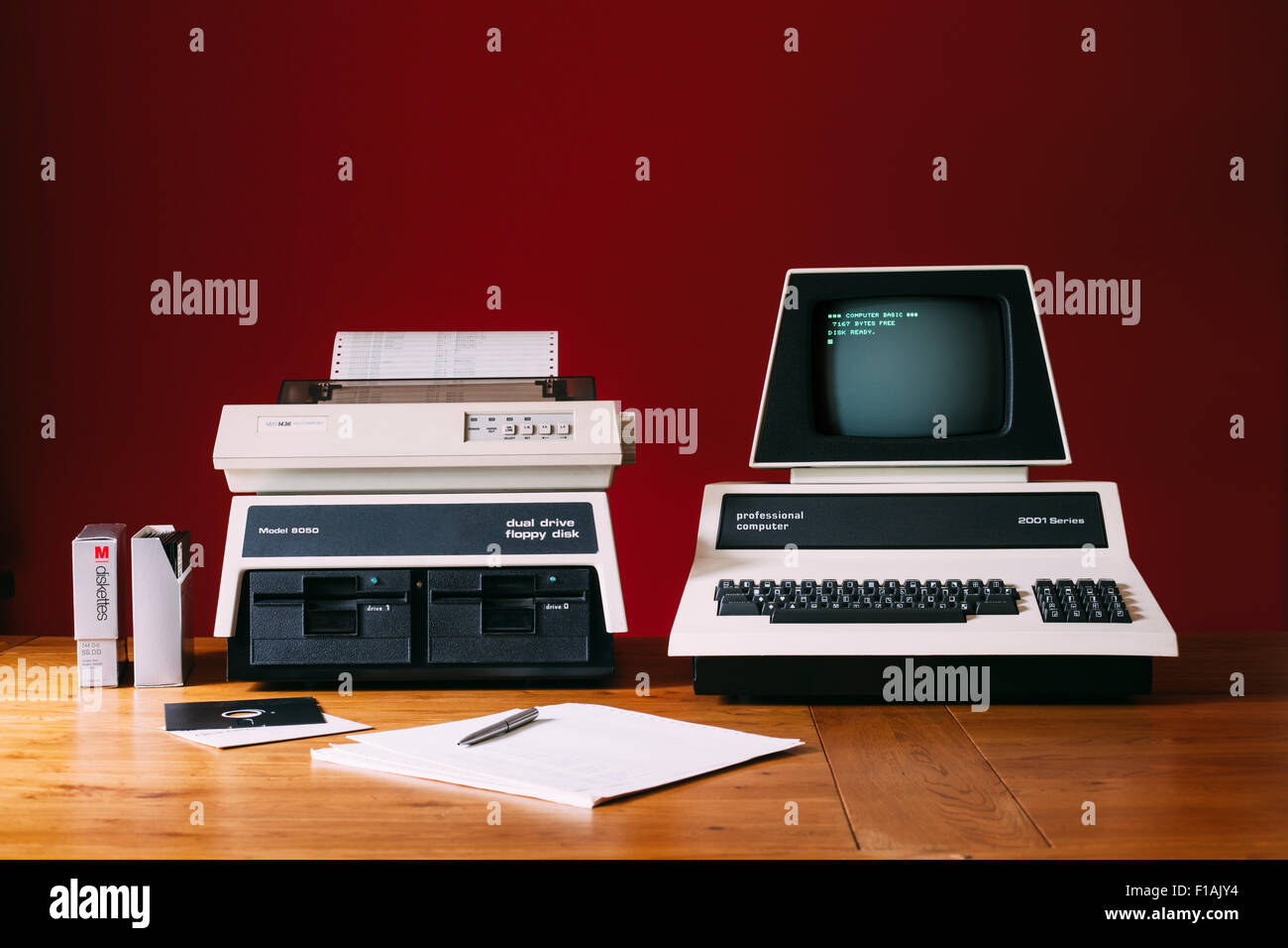 Vintage anni settanta Personal Computer con unità disco floppy e stampante a matrice di punti. Commodore PET Personal computer con il branding rimosso. Foto Stock