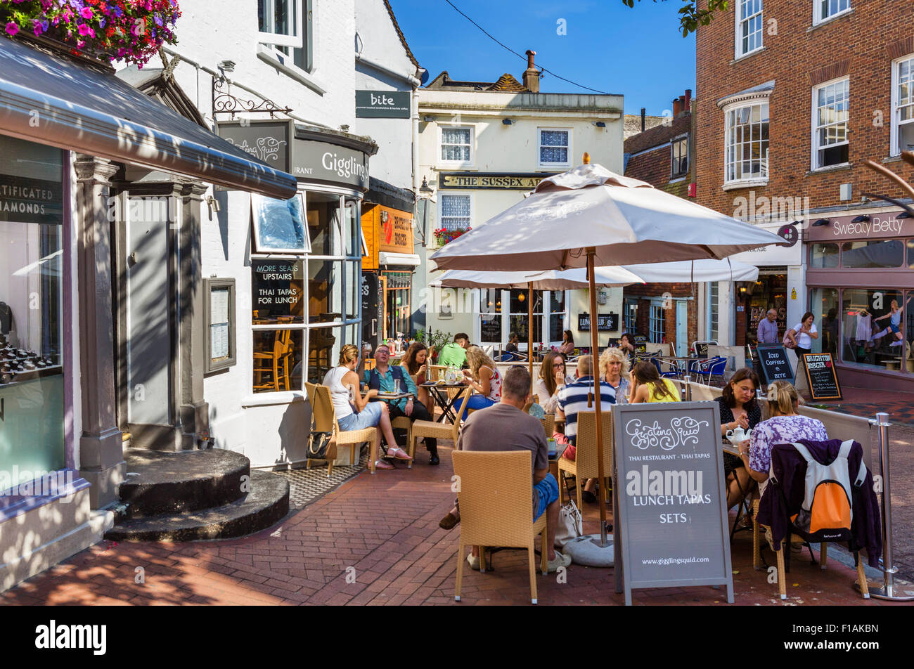 Brighton, East Sussex. Ristoranti e negozi su Market Street nella zona di corsie di Brighton, East Sussex England, Regno Unito Foto Stock