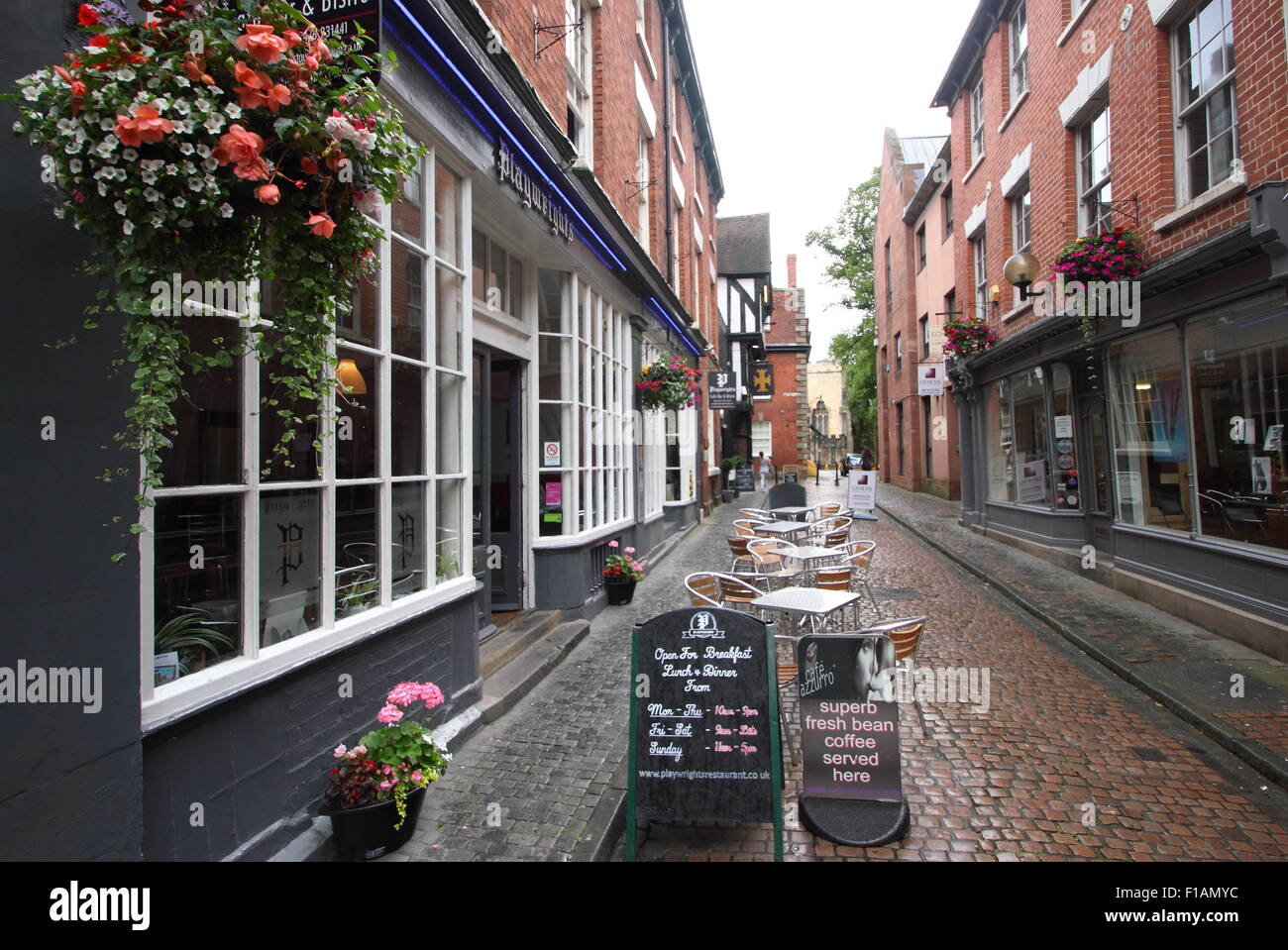 Hay Lane a Coventry Cathedral Quarter cercando di drammaturgo la gabbia e il ristorante (l), Coventry city centre, England Regno Unito Foto Stock