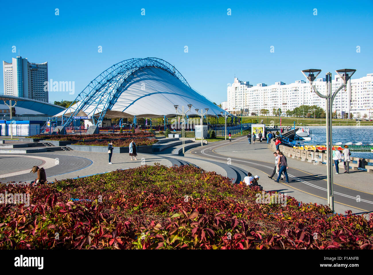 La Bielorussia Minsk, vista di music hall presso il fiume Svislach Foto Stock