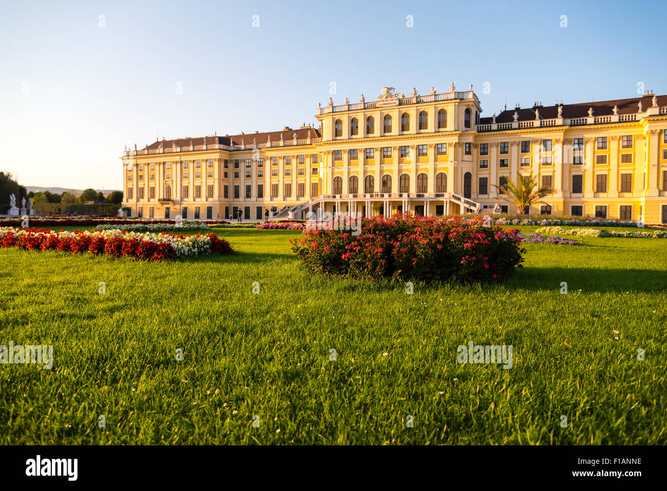 Castello di Schönbrunn, Vienna, Austria su una sera d'estate Foto Stock