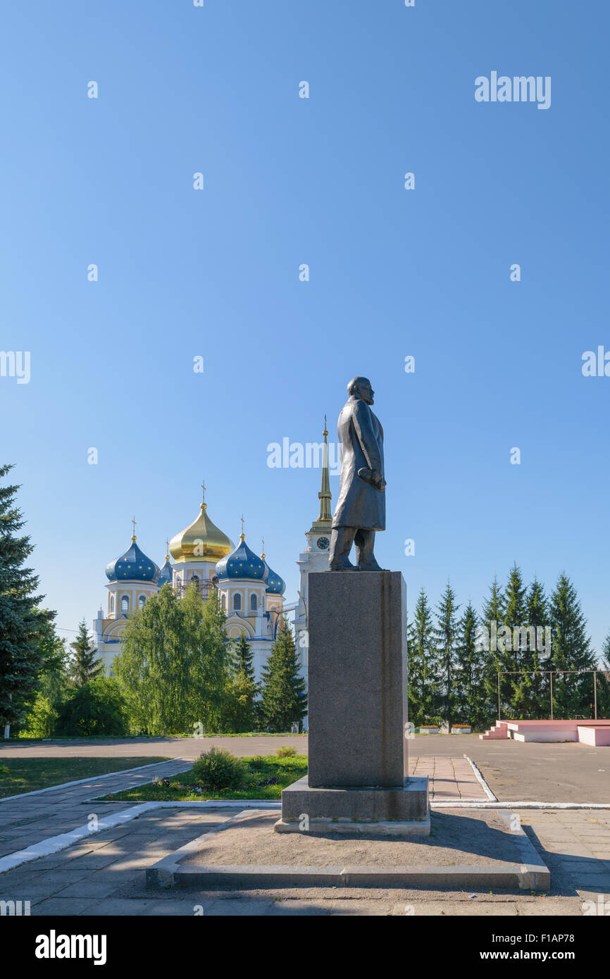 Monumento a Lenin su uno sfondo della chiesa della Santa Trinità. Vista laterale, nel profilo Foto Stock