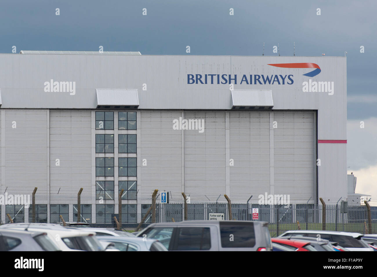 British Airways (BA) aerei hangar vicino aeroporto di Cardiff a Cardiff, nel Galles del Sud. Foto Stock