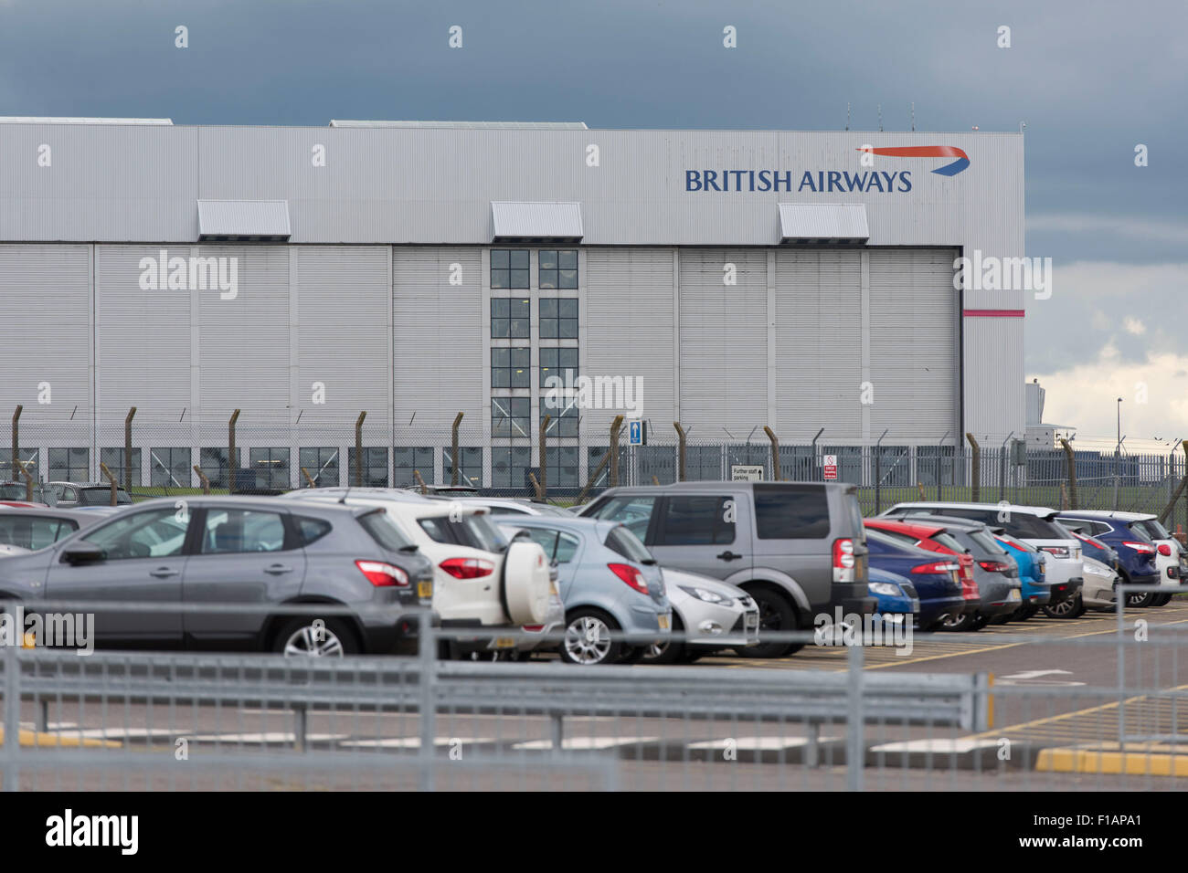 British Airways (BA) aerei hangar vicino aeroporto di Cardiff a Cardiff, nel Galles del Sud. Foto Stock