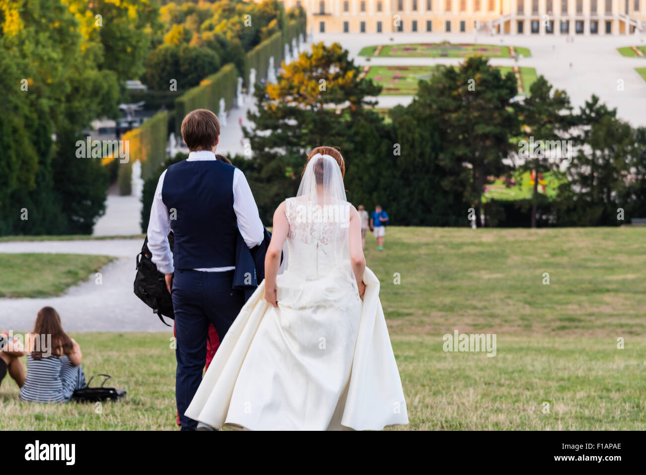 Sposa e lo sposo davanti al castello di Schönbrunn, Austria Foto Stock