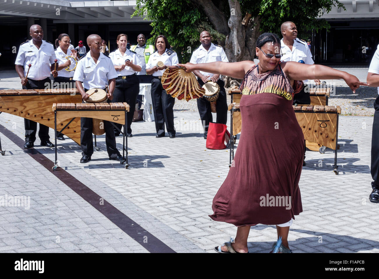 Città del Capo Sud Africa,Centro citta',Adderley Street,Navy Band,musicisti,suonare,concerto gratuito,Black Afro American,donne femminili, Foto Stock