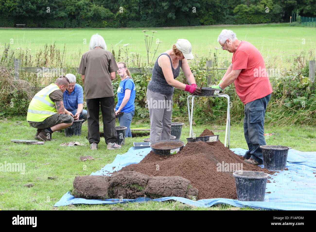 Archeologia della comunità in corso a Southwell, Nottinghamshire come parte di un progetto di indagare un insediamento romano, England Regno Unito Foto Stock