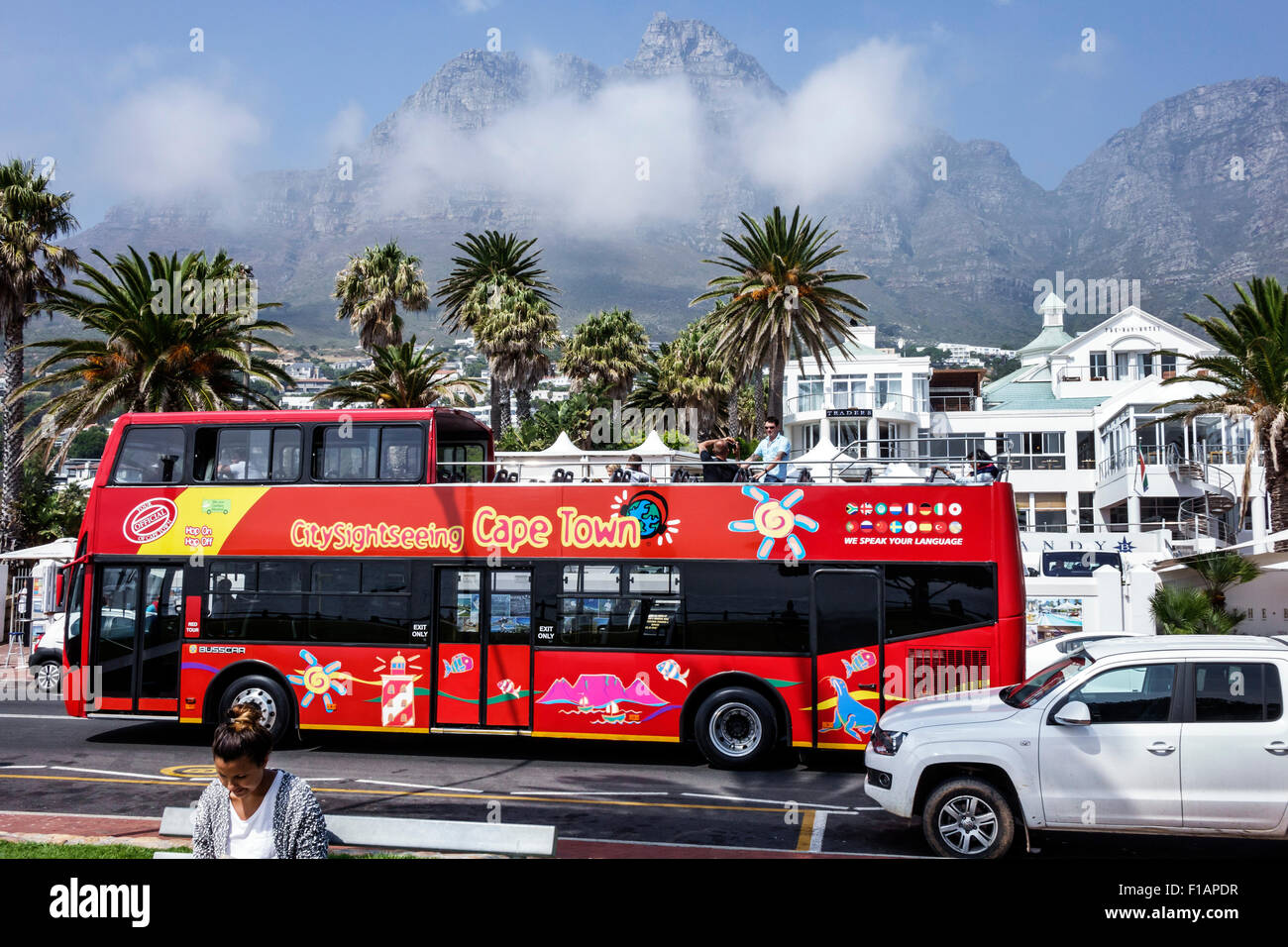 Città del Capo Sud Africa, Camps Bay, Victoria Road, Table Mountain National Park, Città, rosso, autobus a due piani, pullman, nebbia, SAfri150312041 Foto Stock