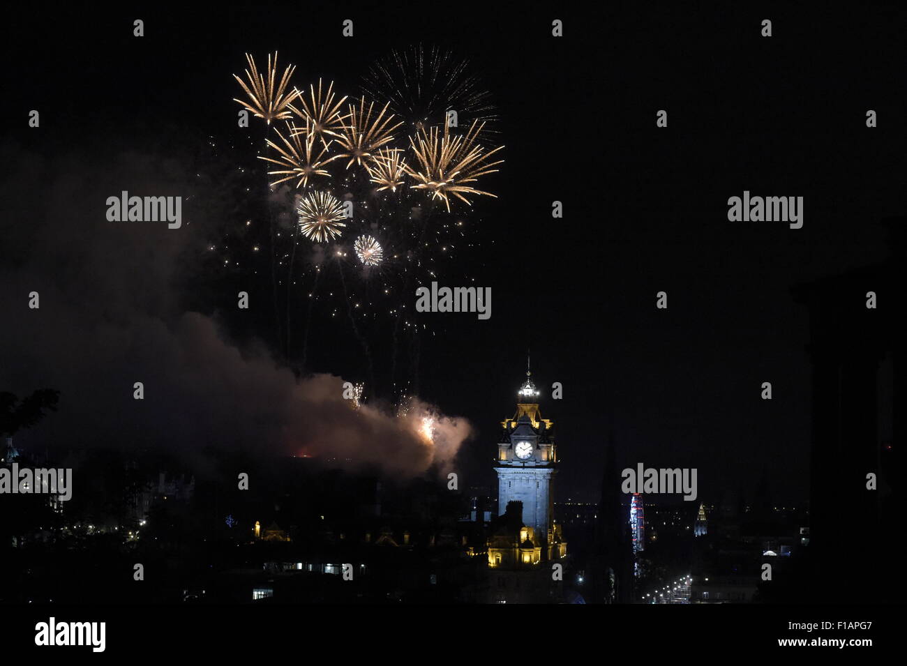 EDINBURGH, Regno Unito. 31 / ago / 2015. Edinburgh International Festival Concerto di Fuochi d'artificio 2015, l'annuale spettacolo di fuochi d'artificio dal castello segna la fine del Festival di Edimburgo. Sponsorizzato da Virgin denaro. (Immagine © Rob grigio) Foto Stock