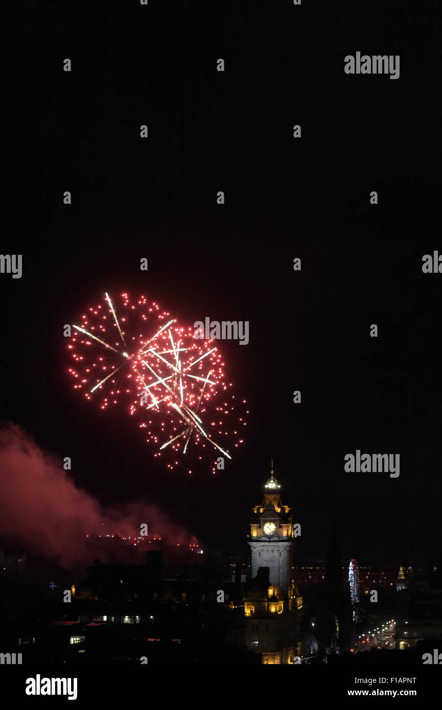 EDINBURGH, Regno Unito. 31 / ago / 2015. Edinburgh International Festival Concerto di Fuochi d'artificio 2015, l'annuale spettacolo di fuochi d'artificio dal castello segna la fine del Festival di Edimburgo. Sponsorizzato da Virgin denaro. (Immagine © Rob grigio) Foto Stock