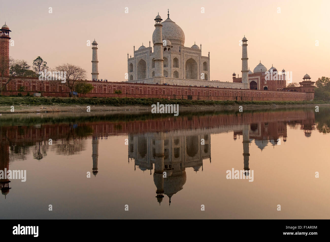 Taj Mahal dal fiume Yamuna Foto Stock