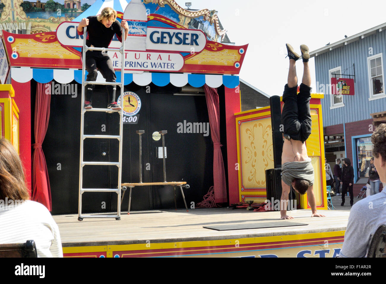 Due esecutori che eseguono le loro abilità acrobatiche ed equilibranti. Foto Stock